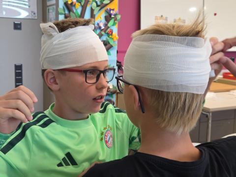 Drittklässler lernen Erste Hilfe